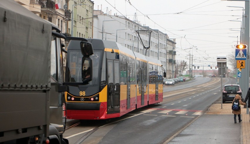 Testowy przejazd tramwaju po zmodernizowanym torowisku w...