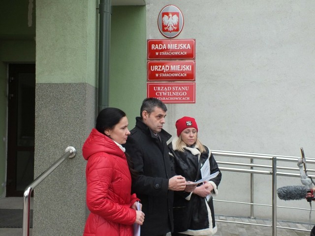 Podczas konferencji prasowej Stowarzyszenia „Wrażliwi  Społecznie”, od lewej: Barbara Głowacka, Paweł Lewkowicz, Iwona Jaśkiewicz