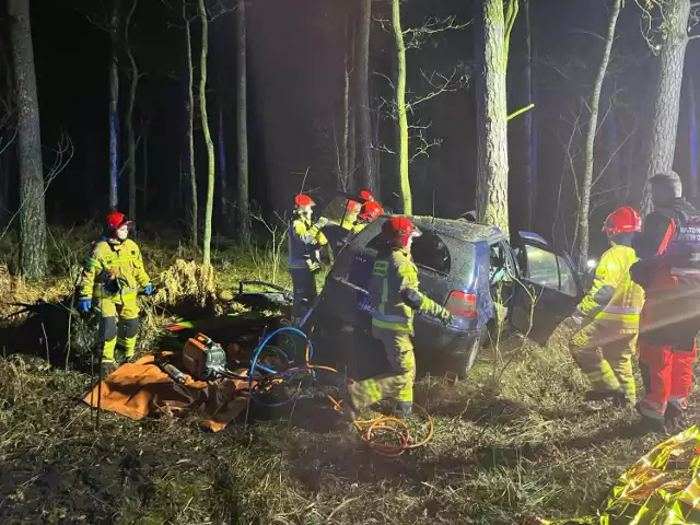 W poniedziałkowy wieczór, 25 marca 2024 roku, na drodze powiatowej między Grodziskiem a Zawidowicami samochód osobowy, którym podróżowały dwie osoby uderzył w drzewo