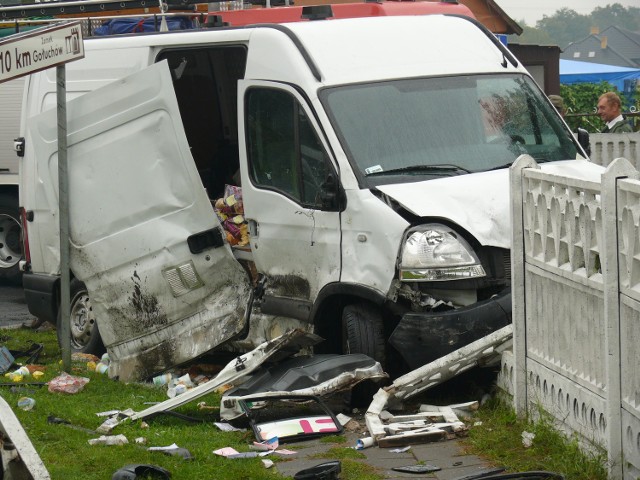 Dostawczy renault master rozbił się na betonowym płocie.