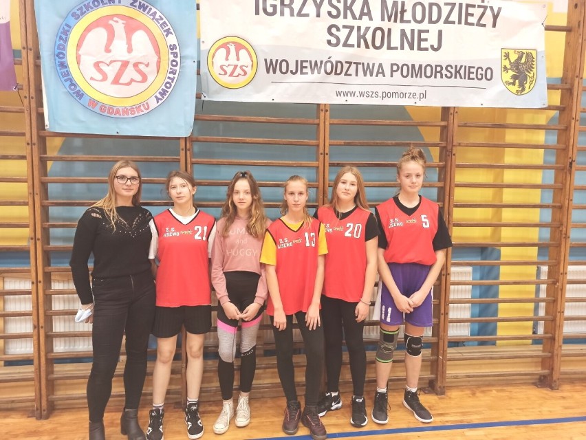 Lisewo Malborskie. Drużyna koszykówki dziewcząt tuż za podium szkolnych mistrzostw województwa pomorskiego 