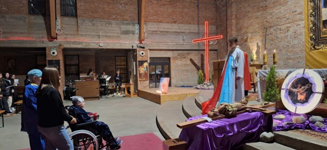Młodzieżową Drogę Krzyżową przeżywano w parafii p.w św. Pawła Apostoła  w piątek, 15 marca.