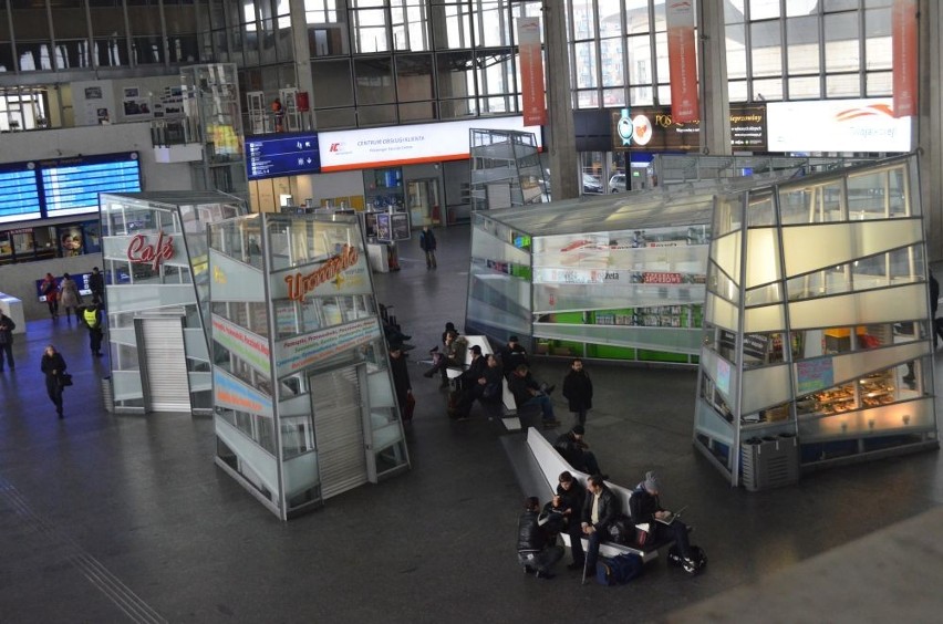 Pękają szyby w boksach handlowych na Centralnym. Sklepikarze uciekają [ZDJĘCIA]