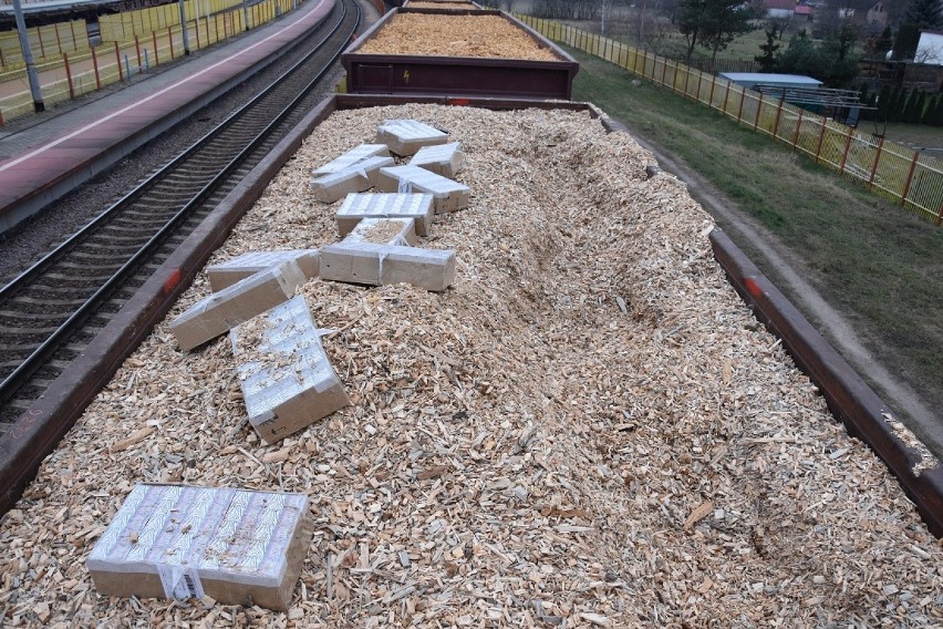 Terespol. Przemytnicy ukryli papierosy w drewnianych zrębkach w wagonach pociągów towarowych - zobacz zdjęcia