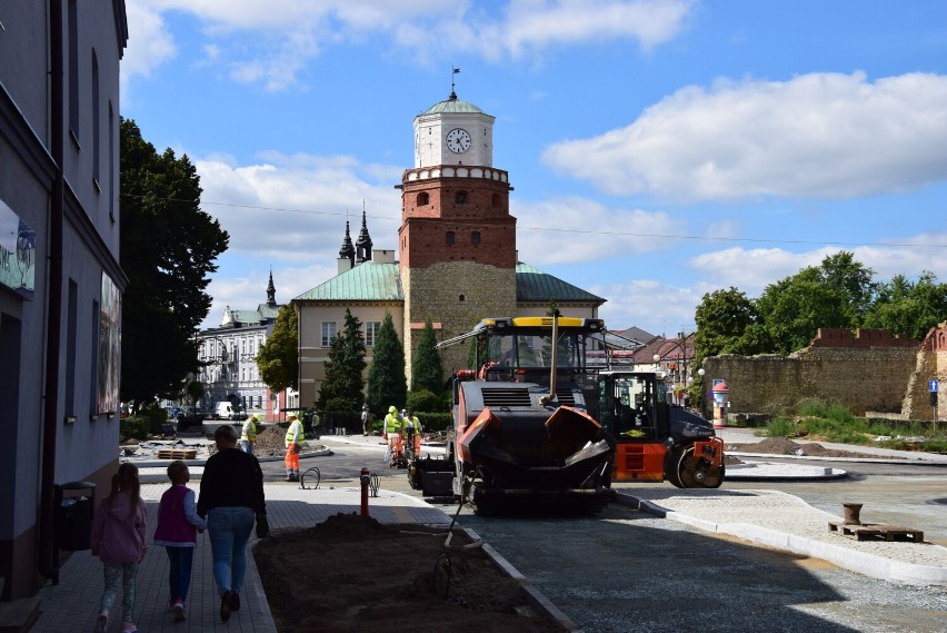 Coraz bliżej otwarcia ronda w centrum Wielunia. Układają asfalt FOTO 