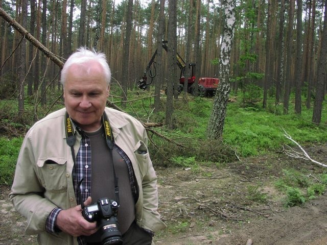 Minister Andrzej Kraszewski w kompleksie leśnym w gminie Panki w powiecie kłobuckim