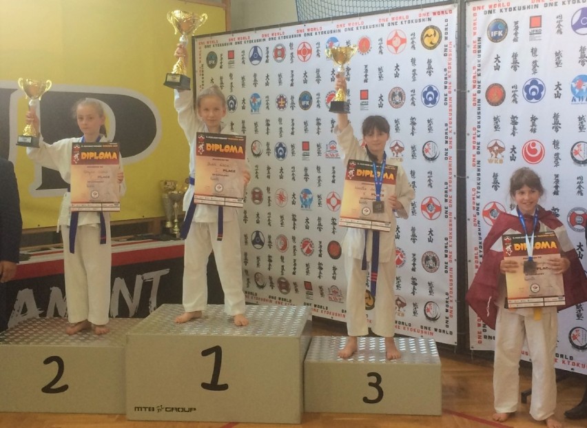 Radomsko: Zawodnicy Klubu Karate Randori z medalami