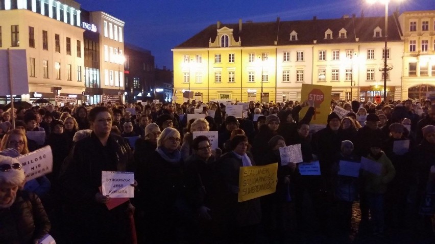 Protest kobiet na Starym Rynku w Bydgoszczy, 8 marca 2017.