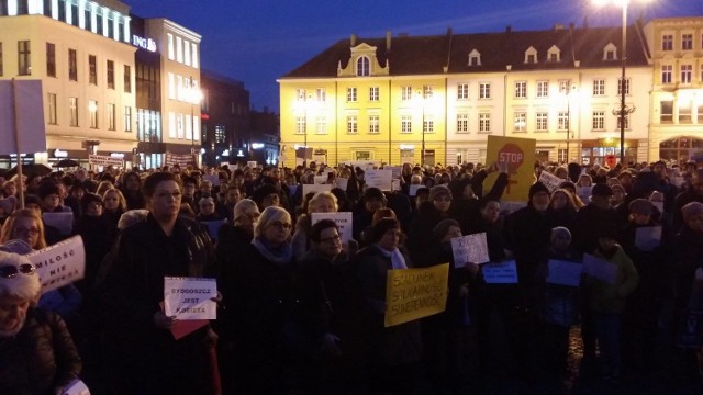 Protest kobiet na Starym Rynku w Bydgoszczy, 8 marca 2017.



