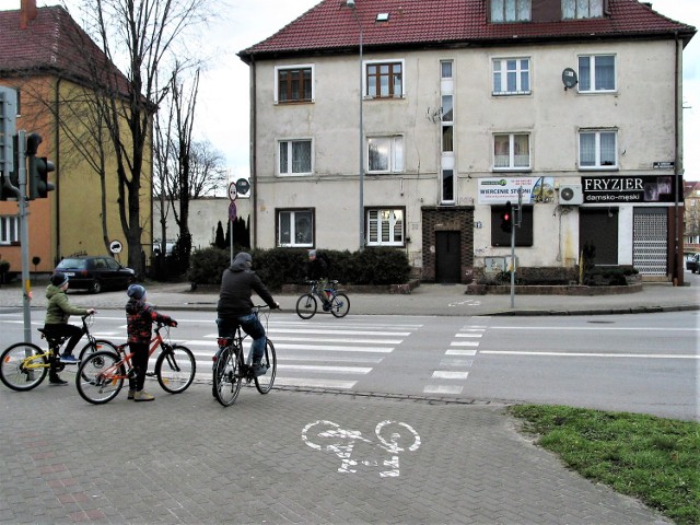Na skrzyżowaniu ul. Lutosławskiego i Paderewskiego rowerzystów dezorientuje brak spójności oznakowania poziomego z sygnalizacją świetlną