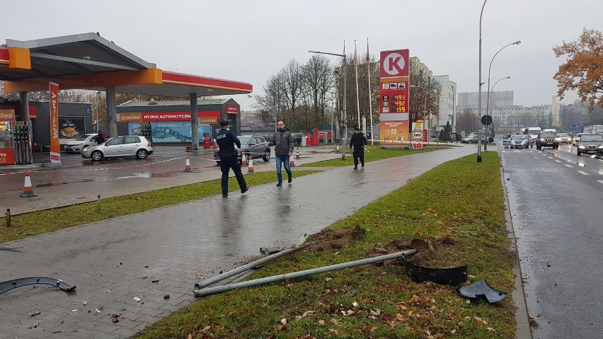 Wypadek na Armii Krajowej w Piotrkowie przy stacji Circle K...