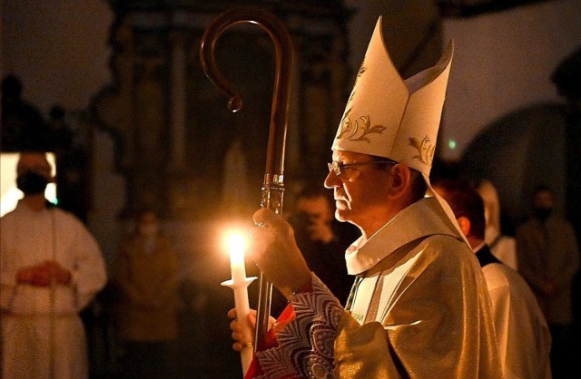 Abp odprawił mszę Wigilii Paschalnej w Archikatedrze Oliwskiej