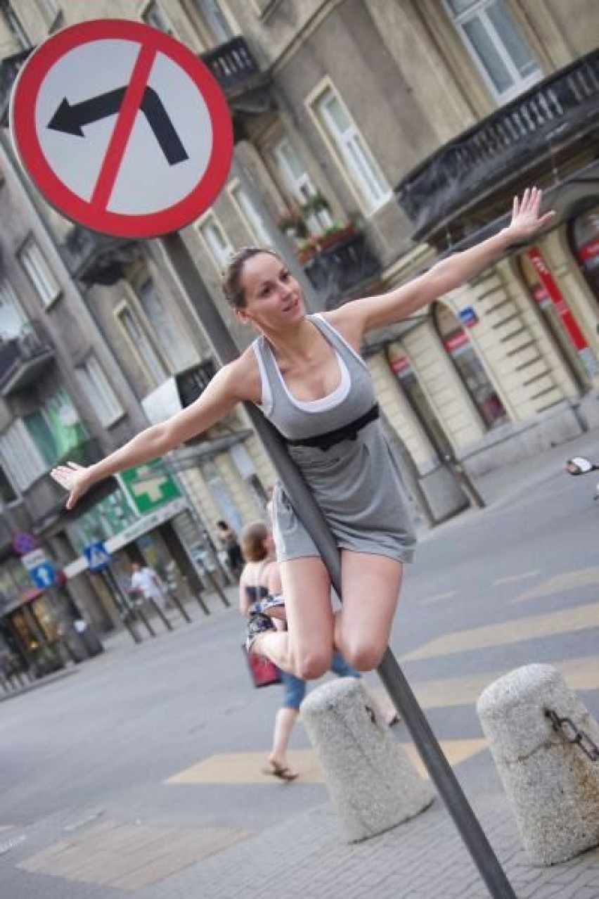 Pole dance na warszawskiej ulicy