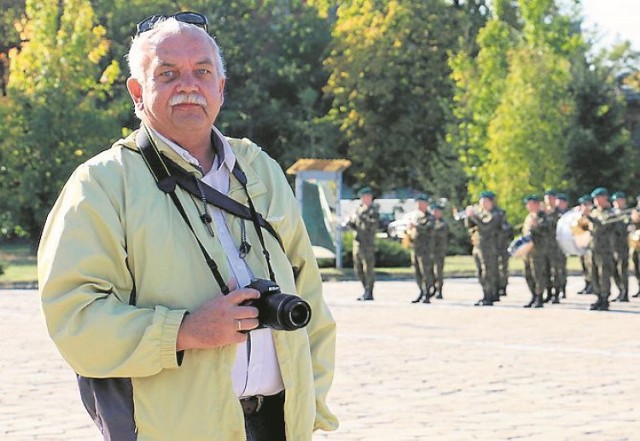 Józef Siej podczas uroczystości  wojskowych  z nieodłącznym aparatem