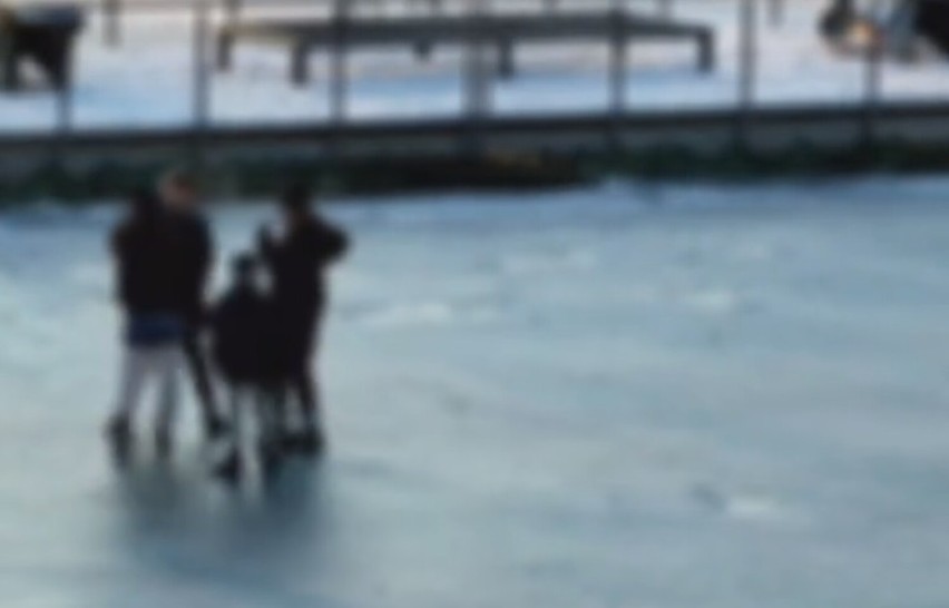 Mogło skończyć się tragedią w Sosnowcu! Dzieci przebijały taflę lodu na stawie, do wody wpadł chłopiec. Zobaczcie VIDEO