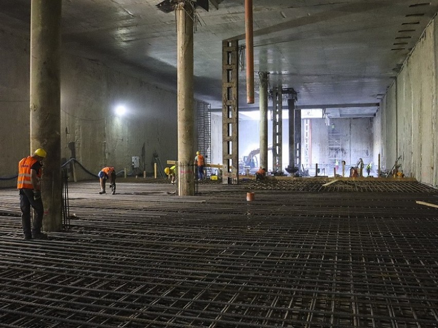 Ratusz: mimo pandemii prace na II linii metra postępują. Trwa budowa tuneli, ogromnej hali torów odstawczych, a także wyjść ze stacji