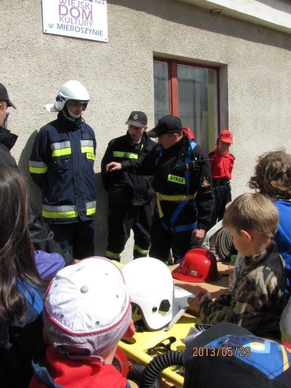 OSP Mieroszyno zrobiło pokaz dla szkoły podstawowej. Strażacy pokazali sprzęt i uczyli