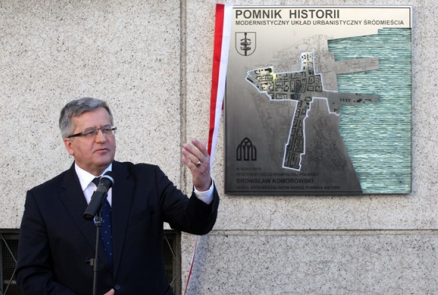 Bronisław Komorowski w Gdyni. Odsłonił tablicę: Pomnik Historii. Były protesty! [ZDJĘCIA, WIDEO]