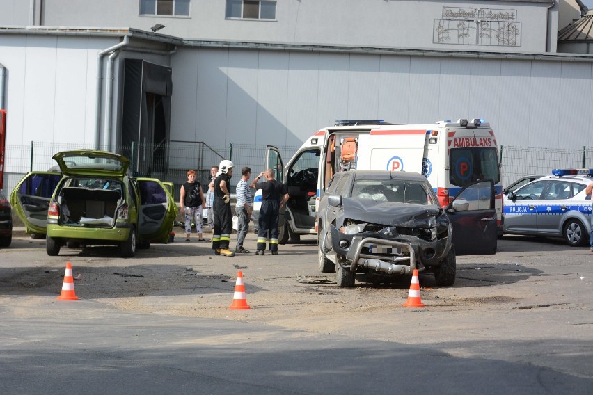 W Szczepankach zderzyły się trzy samochody. Jedna osoba w szpitalu [wideo, zdjęcia]