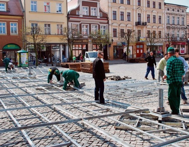Wczoraj zaczęło się ustawianie pierwszych ogródków wiedeńskich na placu ratuszowym
