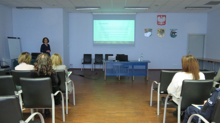 Konferencja Powiatowego Centrum Pomocy Rodzinie w...