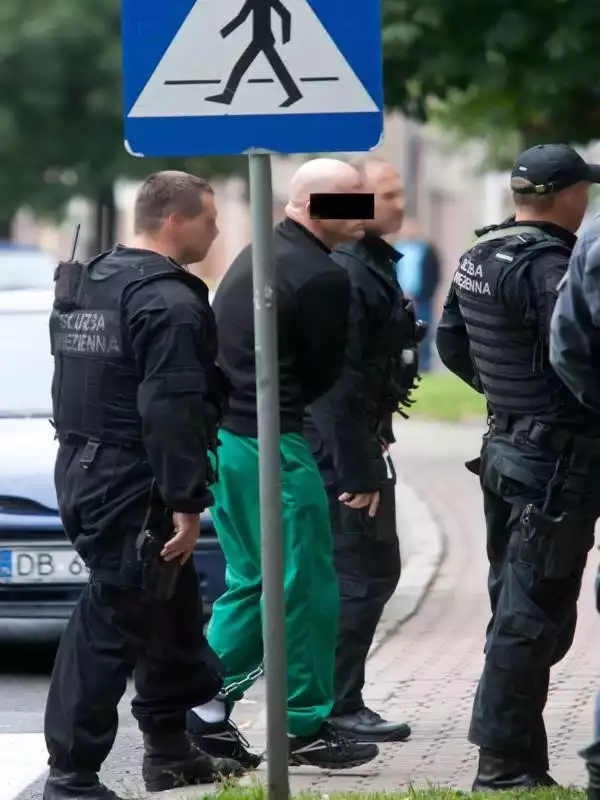 Julian Pochmara odbywa karę w Zakładzie Karnym w Wołowie. Opuścił go 9 września na kilka godzin.