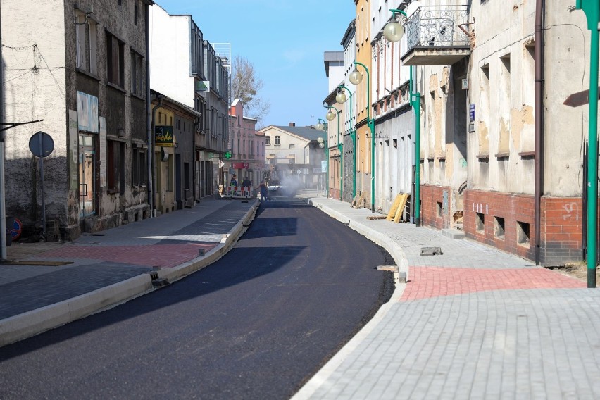 Na Mickiewicza w Lublińcu wylewają już asfalt. Kiedy koniec...