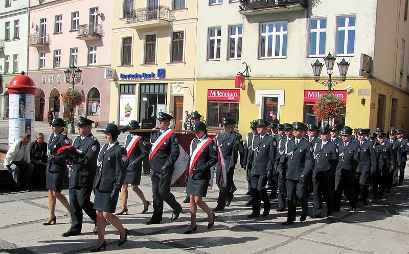 Kalisz: Wielkopolski Dzień Służby Celnej. Funkcjonariusze świętowali na kaliskim rynku FILM, ZDJĘCIA