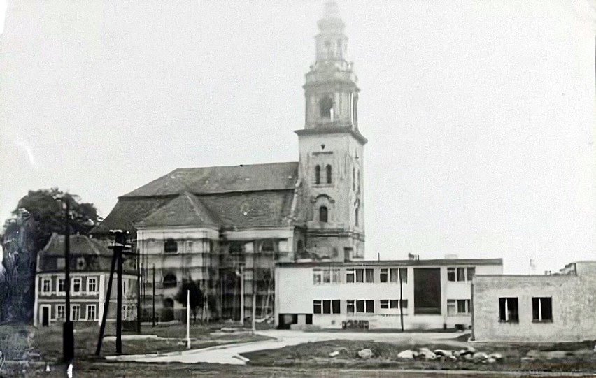 Widok na kościół w 1975 roku.