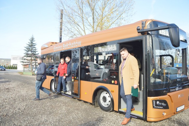 Nowe autobusy dotarły do gminy Bełchatów, która rozbuduje swoją sieć komunikacyjną