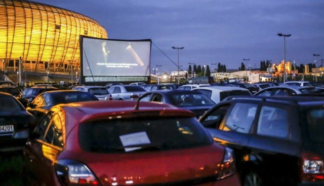 Co powiecie na letnie projekcje kina samochodowego? Oglądanie filmów w amerykańskim stylu odbywać się będzie na parkingu CH Marywilska 44. Na piątek zaplanowano seans Praktykanta: Ben Whittaker (Robert De Niro) 70-letni wdowiec odkrył, że emerytura nie jest wcale taka wspaniała. Dlatego wykorzystuje nadarzającą się okazję, aby wrócić do aktywnego życia i zatrudnia się jako starszy stażysta w redakcji strony internetowej poświęconej modzie, założonej i prowadzonej przez Jules Ostin (Anne Hathaway). 

Godzina rozpoczęcia: 21:30