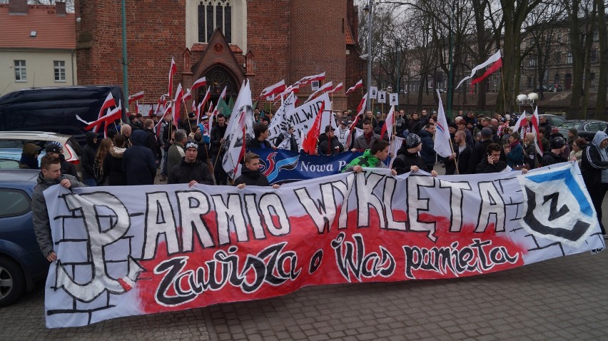 Kibice Zawiszy przemaszerowali ulicami Bydgoszczy ku pamięci żołnierzy wyklętych [zdjęcia, wideo]