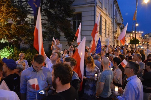 W niedzielę o godz. 19 przed SO w Piotrkowie odbędzie się protest przeciwko zmianom w sądownictwie - "Łańcuch światła"