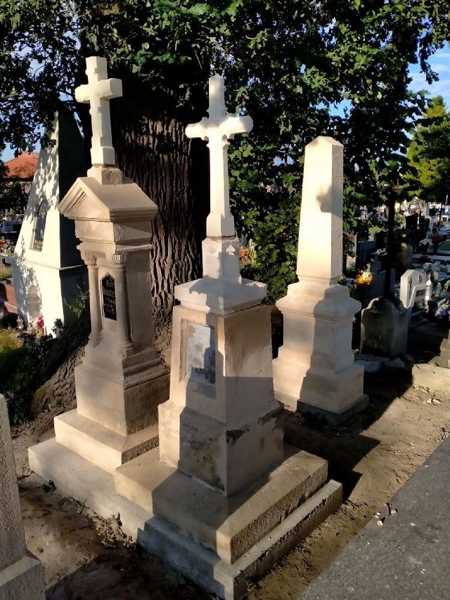 Odnowione w tym roku nagrobki na cmentarzy na osiedlu Rozwadów