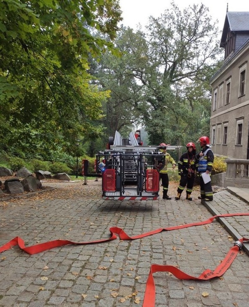 Strażacy z Pleszewa i Kalisza oraz cztery jednostki OSP w gołuchowskim zamku
