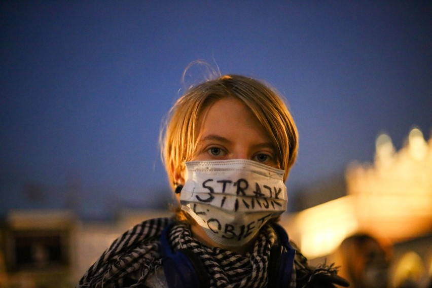 Kraków. "To jest wojna". Wielotysięczny tłum protestował na Rynku Głównym, następnie odbył się przemarsz [ZDJĘCIA] 