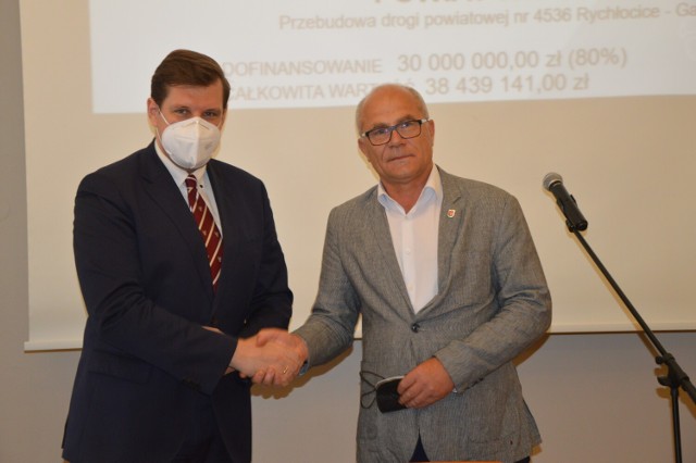 Wieluń. Wojewoda podpisał umowy z samorządowcami na dotacje z Rządowego Funduszu Rozwoju Dróg