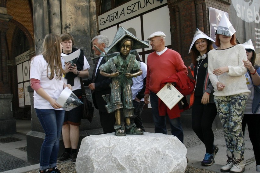 Rzeźba Julka odsłonięta w Legnicy
