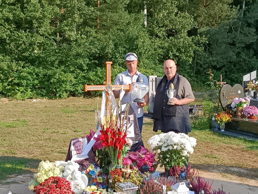 Syn Krzysztofa Krawczyka na grobie ojca. Krzysztof Krawczyk junior odwiedził grób taty w dniu 75 urodzin
