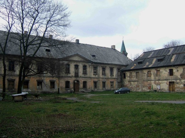 Kilkanaście lat siemianowiczanie czekali, aż pałac Donnersmarcków zostanie wyremontowany. 

Po przerzucaniu z rąk do rąk przez ostatnie dziewięć lat, w połowie ubiegłego roku przejęła go Grupa Saternus, dotychczas znana głównie z budowy placów zabaw. 

W ubiegłym tygodniu ruszyły pierwsze prace remontowe zabytkowego obiektu.