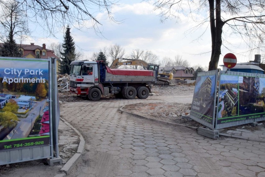 Trwają prace przy City Apartaments w Starachowicach. Budynek dawnego MOPS-u już zniknął z powierzchni ziemi! (ZDJĘCIA)