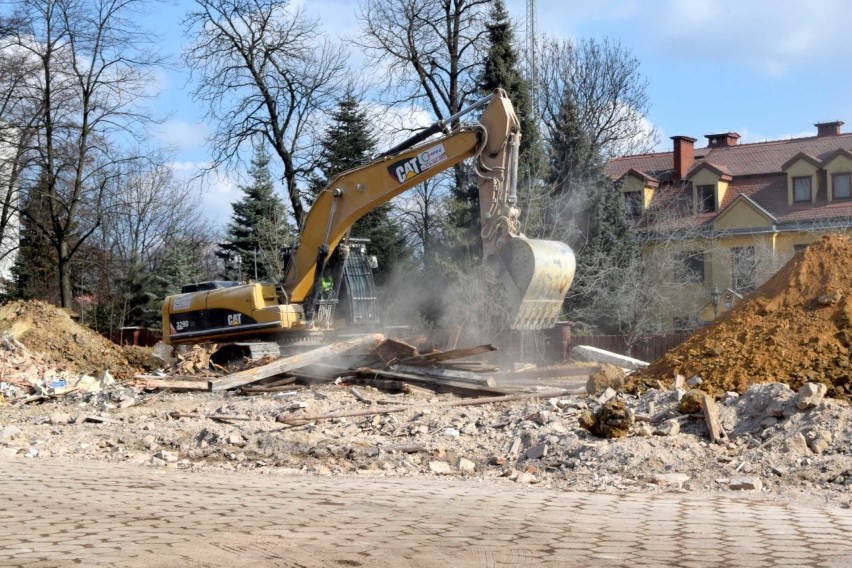 Trwają prace przy City Apartaments w Starachowicach. Budynek dawnego MOPS-u już zniknął z powierzchni ziemi! (ZDJĘCIA)