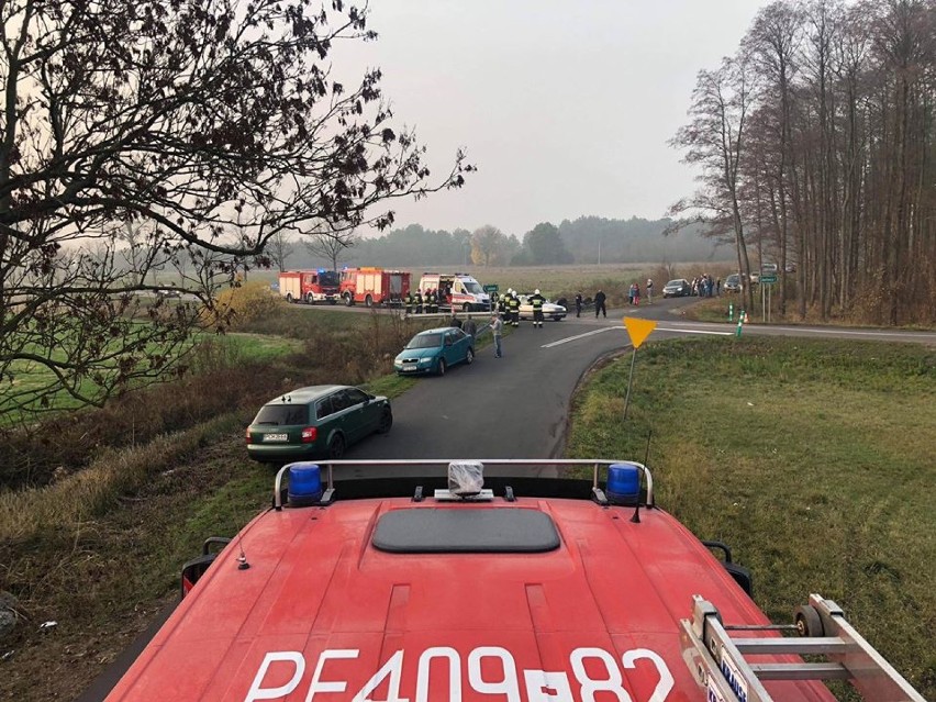 Wypadek w Nadolniku. Zderzyły się dwa samochody osobowe, 6 osób zostało poszkodowanych (FOTO)