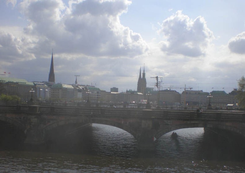 Widok na Centrum Hamburga z Mostu Kennedy&apos;ego....