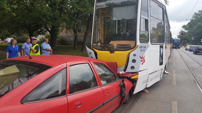 Wypadek na Pomorskiej. Samochód czołowo zderzył się z...