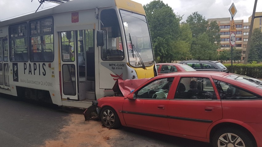 Wypadek na Pomorskiej. Samochód czołowo zderzył się z...