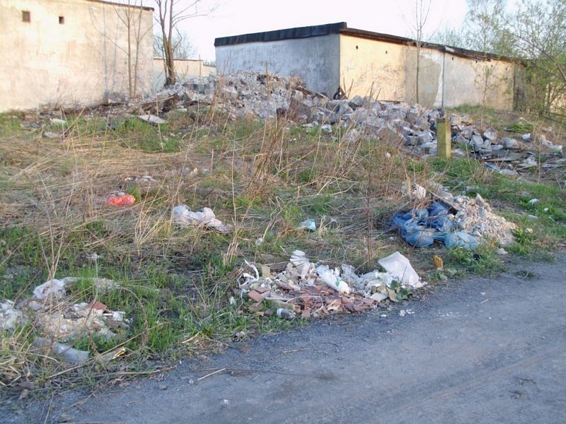 Kolejne wysypisko śmieci - teren garaży przy osiedlu Środula w Sosnowcu
