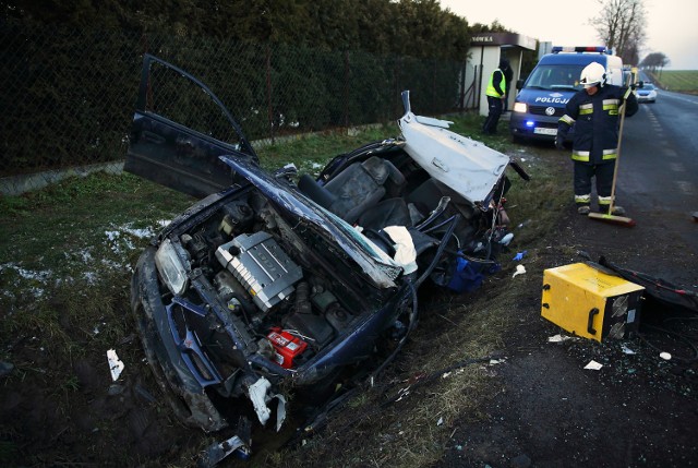 Groźny wypadek na drodze krajowej pod Piotrkowem. Zderzenie dwóch samochodów osobowych. Cztery osoby ranne