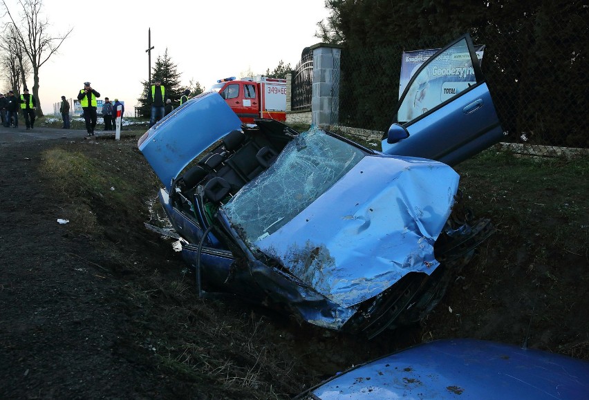 Groźny wypadek na drodze krajowej pod Piotrkowem. Zderzenie...