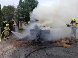 W Staszkówce przyczepa ze słomą stanęła w ogniu. Rolnikowi udało się ocalić traktor, pożar ugasili strażacy